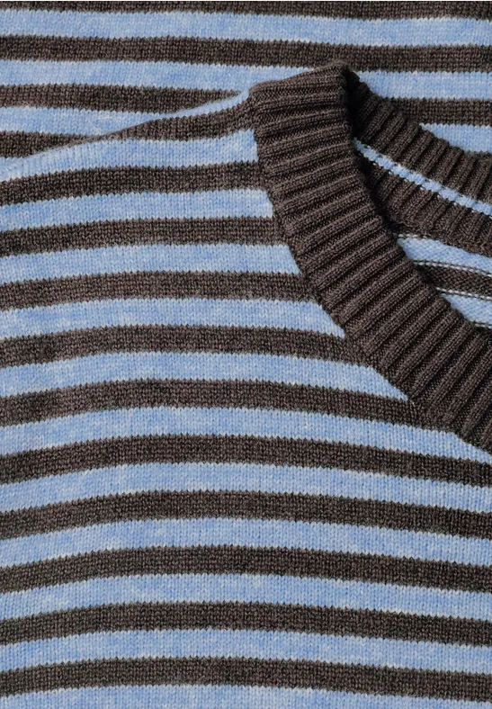 Close-up van een bruin-lichtblauw gestreepte trui met geribde ronde hals.