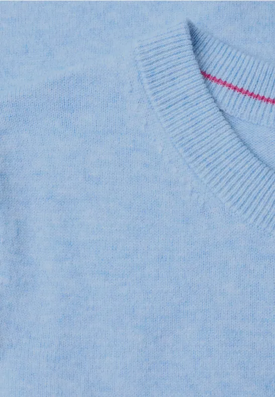 Hellblauer Strickpullover mit rundem Kragen und feiner Rippenstruktur.