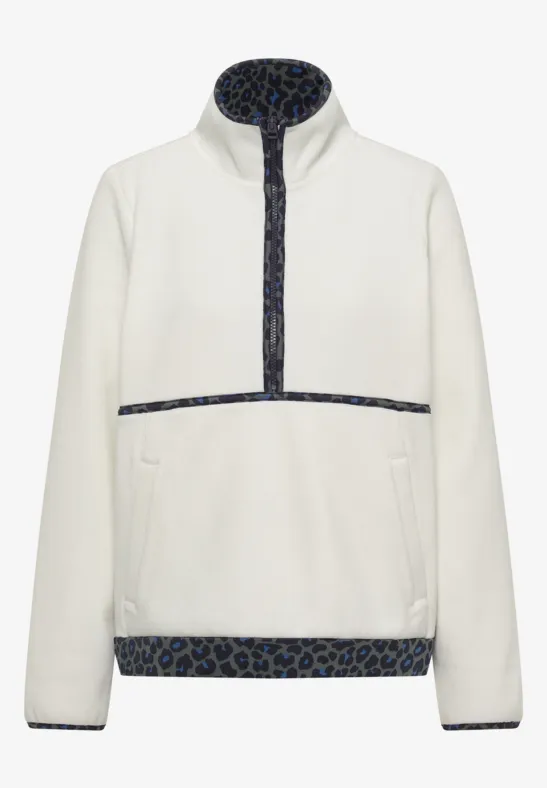 Wit fleece-trui met hoge kraag, halve rits en donkerblauwe luipaardprint op zoom en manchetten.