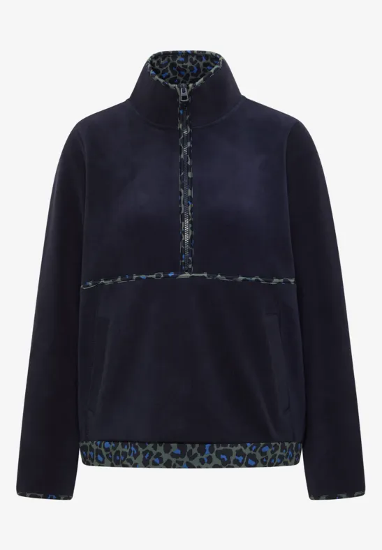 Donkerblauwe fleece met halve rits, opstaande kraag en luipaardprintvoering bij kraag en zoom.