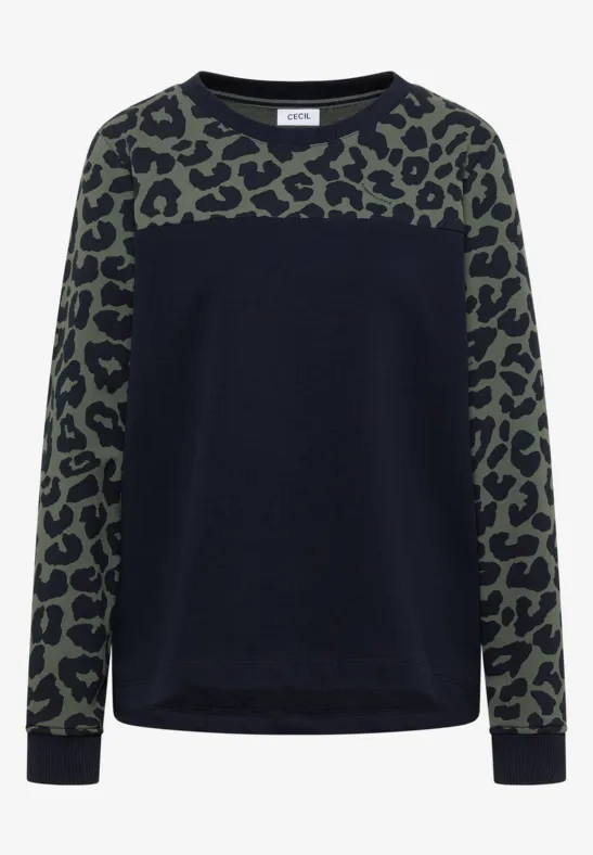 Dunkelblauer Pullover mit olivgrünen Ärmeln und Leo-Print an Ärmeln und Brustbereich.