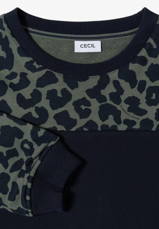 Dunkelblauer Pullover mit olivgrünem Leopardenmuster auf Brust und Ärmeln, CECIL-Label am Kragen