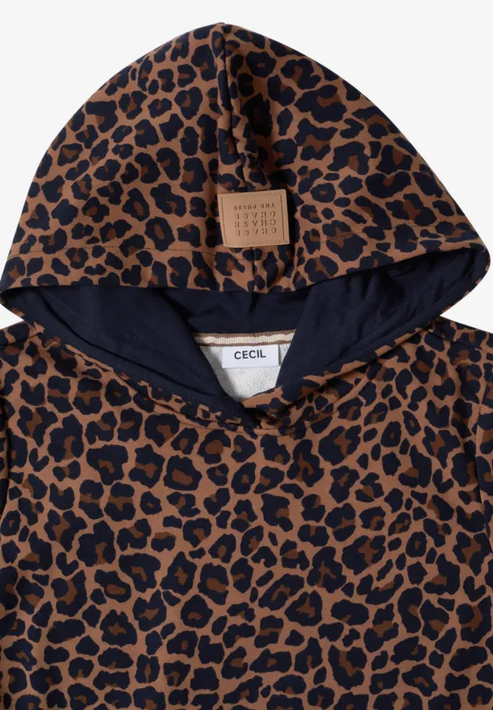 Gefalteter Kapuzenpullover mit braunem Leopardenmuster und innen dunkelblauer Kapuze.