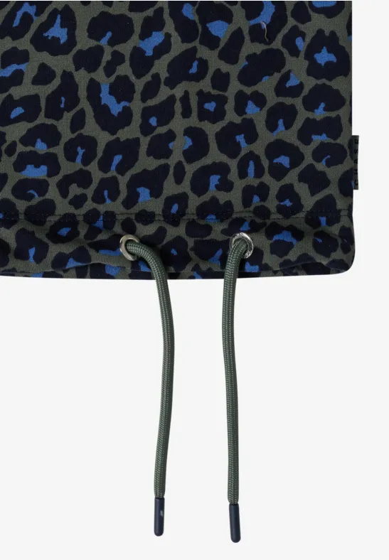 Kordelzugbeutel aus Stoff mit grün-schwarzem Leopardenmuster und blauen Akzenten.