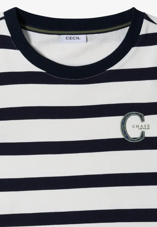 T-shirt rayé blanc et noir à col rond avec écusson logo sur la poitrine.