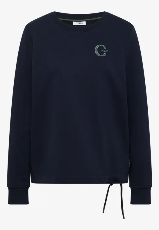 Dunkelblauer Sweatshirt mit Rundhalsausschnitt und dezentem Logoschriftzug auf der Brust.