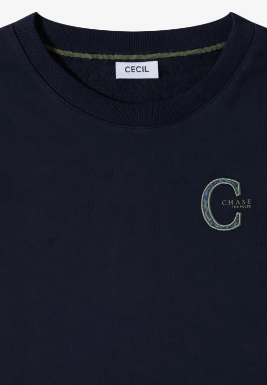 Dunkelblaues T-Shirt mit rundem Ausschnitt, kleinem 'C'-Logo und Markenlabel 'CECIL' im Nacken.