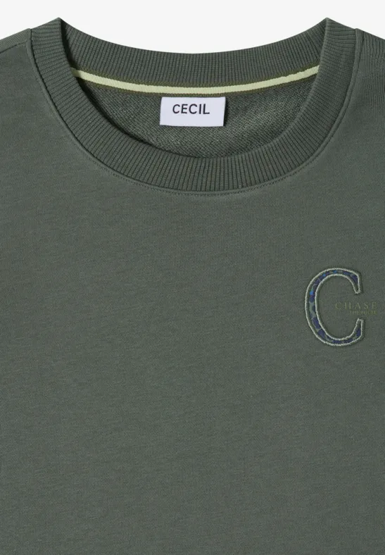 Grünes Sweatshirt mit Rundhalsausschnitt, innen CECIL-Label und kleinem gesticktem C auf der Brust.