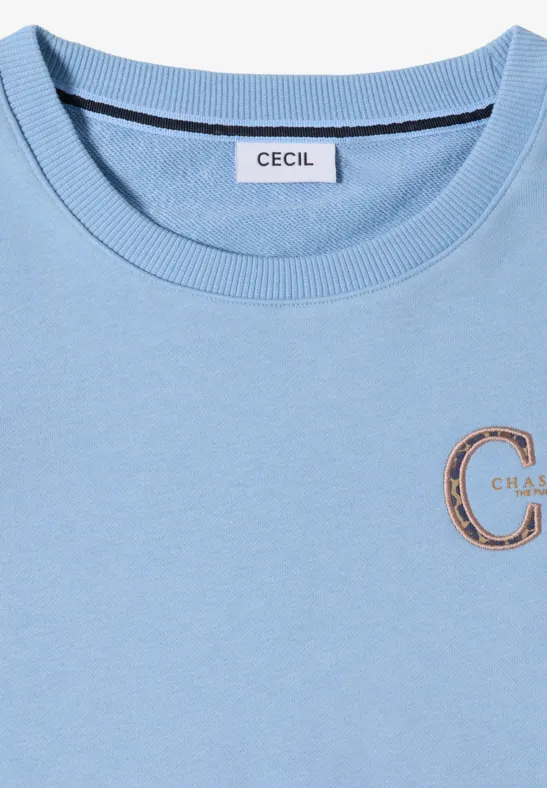 Hellblaues T-Shirt mit Rundhalsausschnitt, 'Cecil' Label am Kragen und kleinem Logo.
