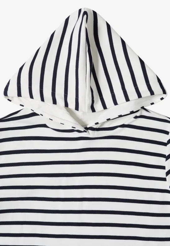 Weißer Kapuzenpullover mit schwarzen horizontalen Streifen.