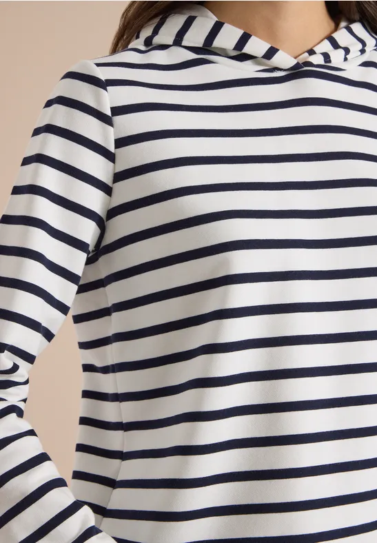Weiß-blau geringeltes Langarmshirt mit Kapuze.