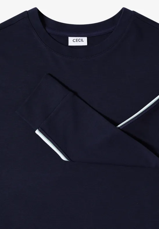 Pull à manches longues bleu marine avec surpiqûre blanche subtile sur la manche et col rond.