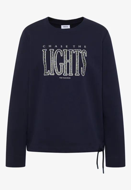 Ciemnogranatowa bluza z białym napisem 'CHASE THE LIGHTS' i troczkiem po boku.
