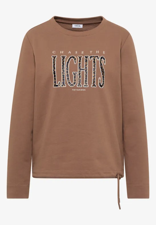 Braunes Langarmshirt mit Rundhalsausschnitt und Aufschrift 'CHASE THE LIGHTS'.