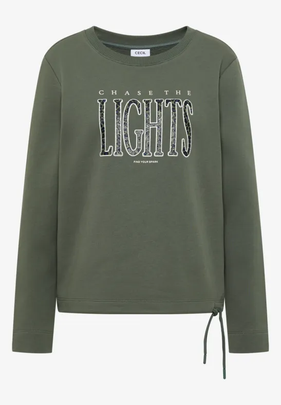 Dunkelgrüner Damenpullover mit Rundhalsausschnitt, langen Ärmeln, Kordelzug am Saum und weißem 'CHASE THE LIGHTS'-Print.