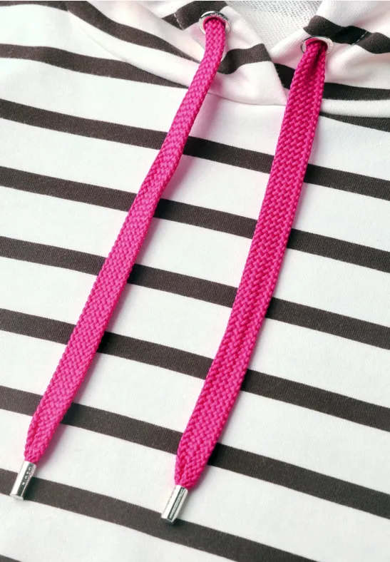 Weißer Hoodie mit schwarzen Streifen und pinken Kordeln mit silbernen Endstücken.