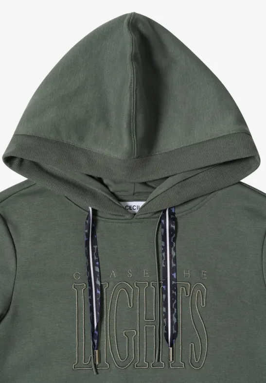 Olivgrüner Kapuzenpullover mit Kordeln und Ton-in-Ton Schriftzug auf der Brust.
