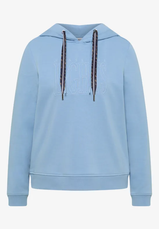 Hellblauer Kapuzenpullover mit Kordelzug und langen Ärmeln.