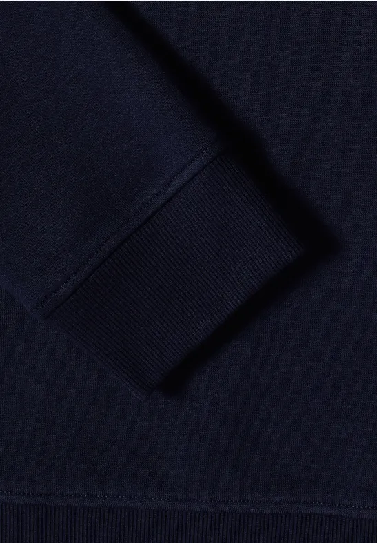 Dunkelblauer Sweatshirt-Ärmel mit umgeschlagenem Bündchen.