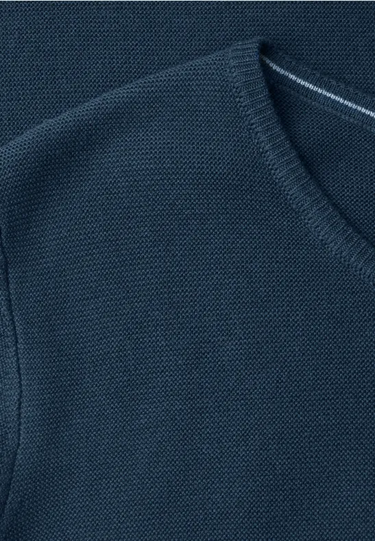 Dunkelblauer, gestrickter Pullunder mit V-Ausschnitt.