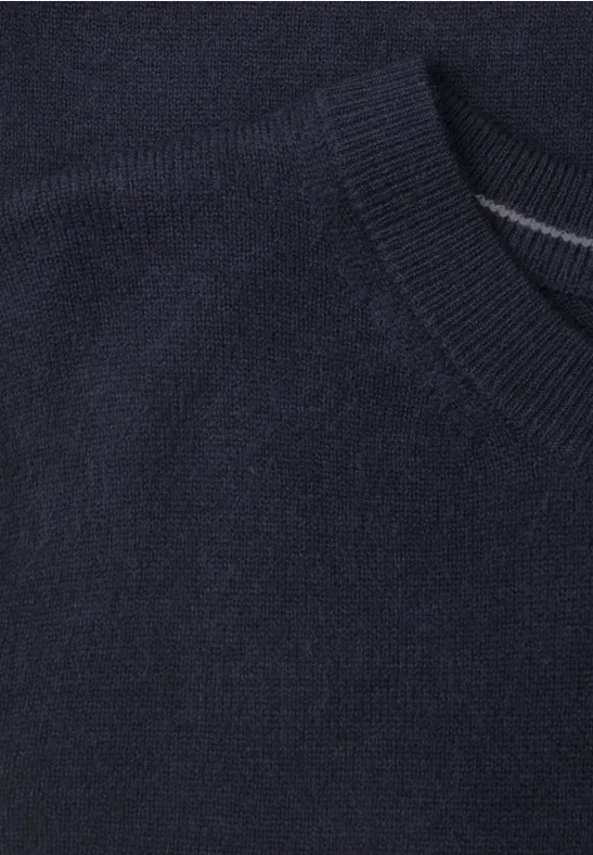 Dunkelblauer Feinstrick-Pullover mit Rundhalsausschnitt, weich und minimalistisch.