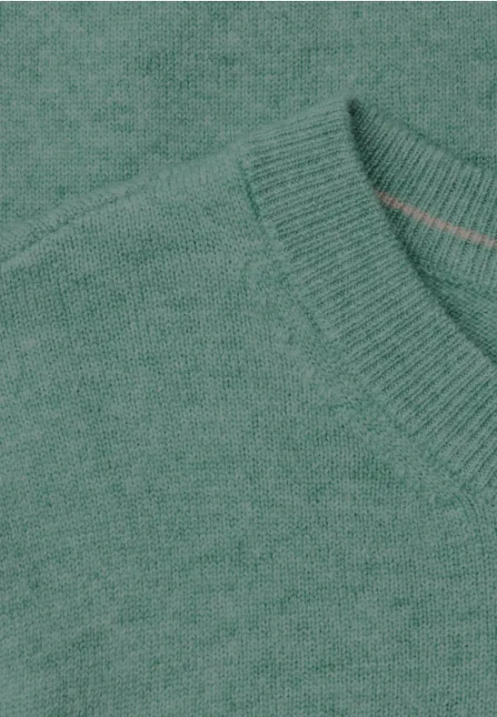 Grüner, fein gestrickter Pullover mit Rundhalsausschnitt.