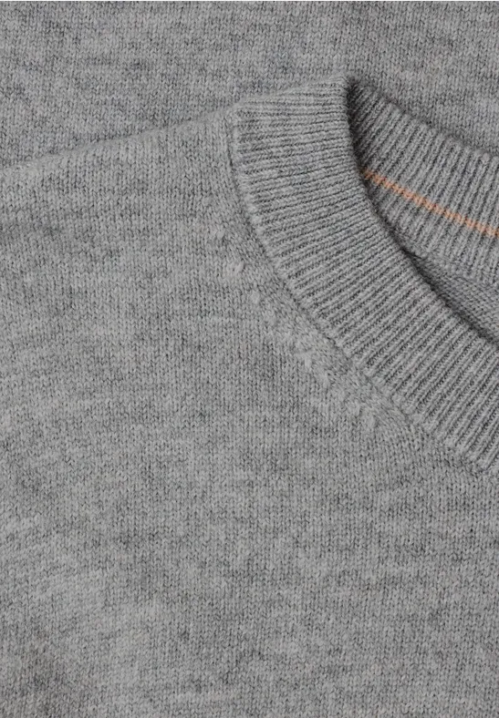 Hellgrauer Feinstrickpullover mit dezentem V-Ausschnitt.
