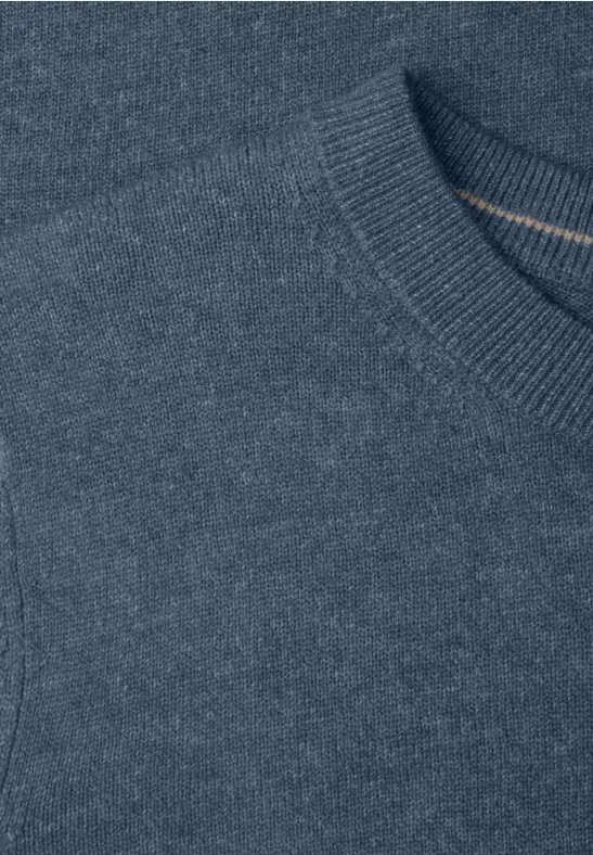 Gros plan d'un pull tricoté bleu avec encolure ronde.