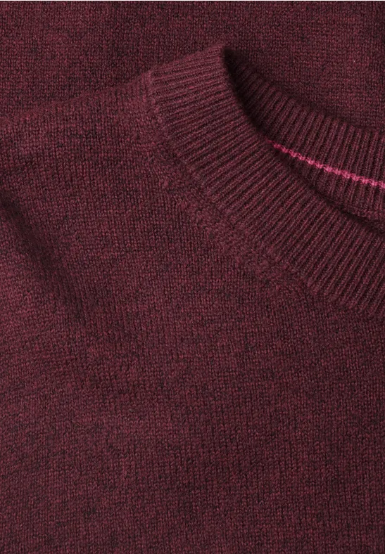 Nahaufnahme eines burgunderroten Strickpullovers mit Rundhalsausschnitt