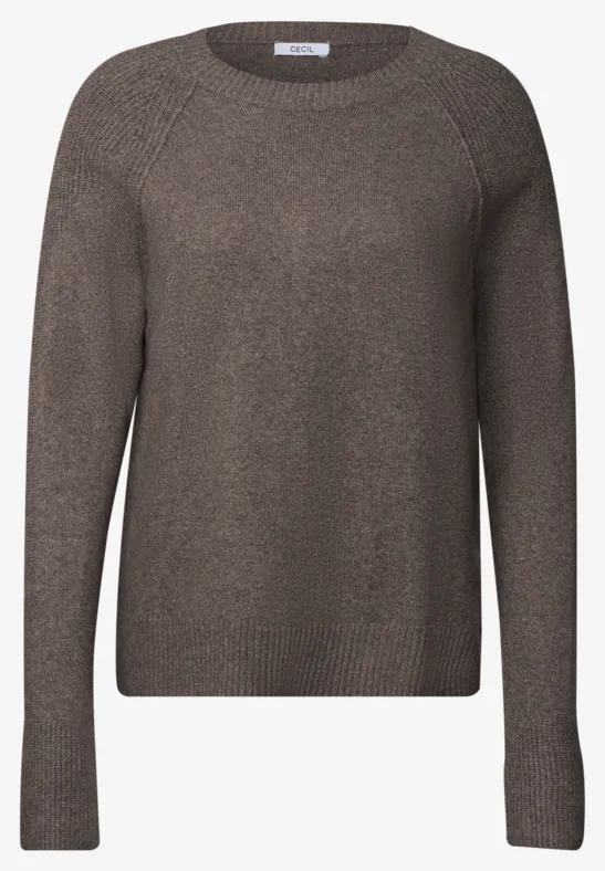Pull en maille marron simple, col rond et manches longues.