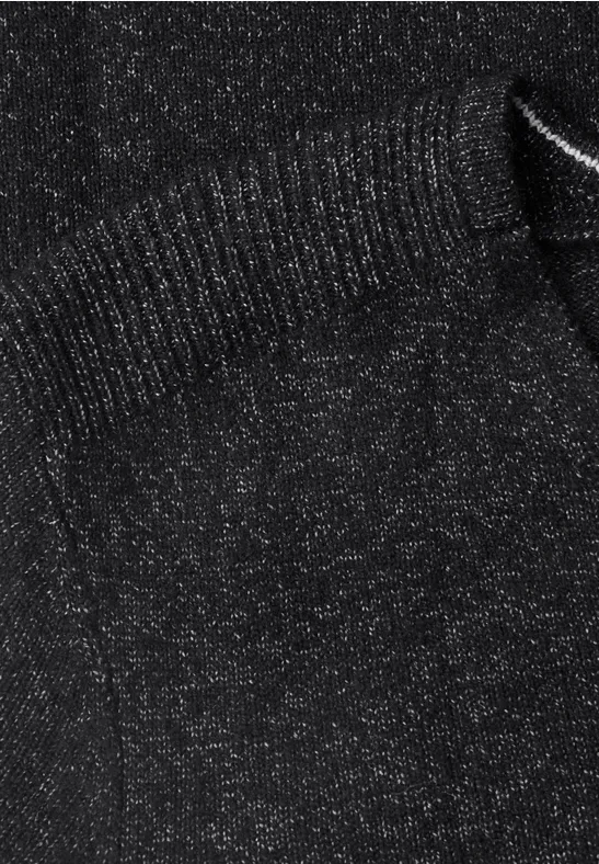 Schwarzer, leicht glitzernder Strickstoff mit Rippenstruktur.