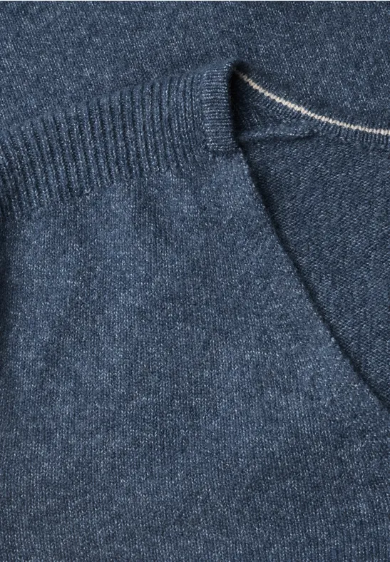 Nahaufnahme eines dunkelblauen Strickshirts mit geripptem Kragen und Tasche.