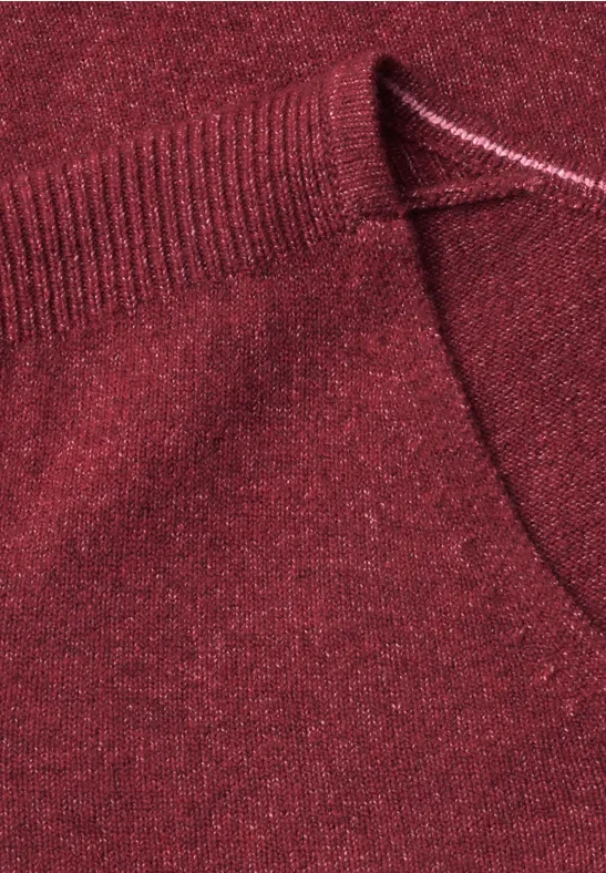 Close-up van een kastanjekleurige trui van gebreide stof