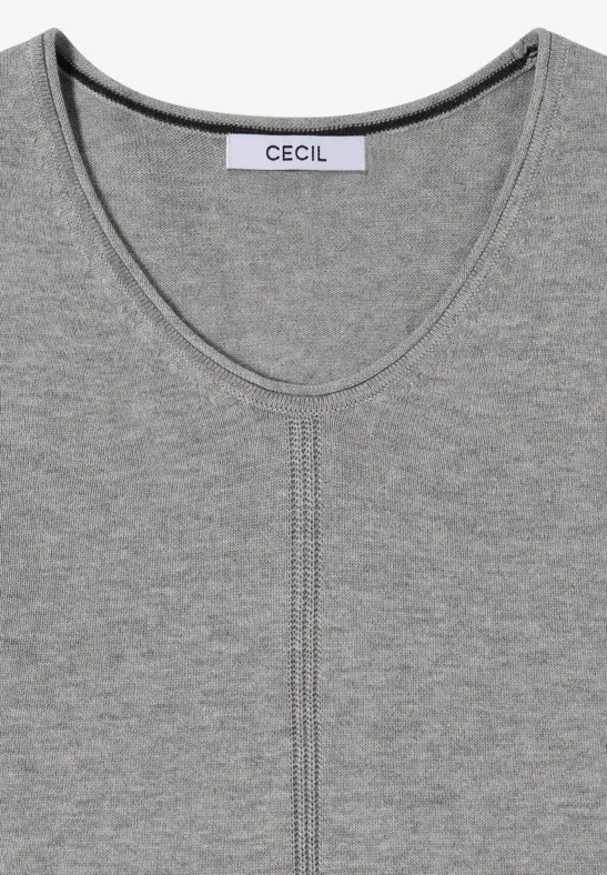Graues T-Shirt mit weitem Rundhalsausschnitt und CECIL-Label am Halsansatz.