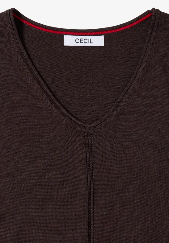 Brauner V-Ausschnitt-Pullover mit feiner Naht und rotem Zierstreifen am Kragen.