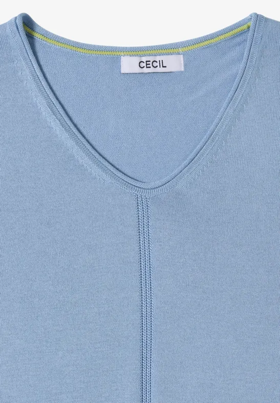 Hellblaues Damenoberteil mit V-Ausschnitt und feiner Mittelnaht.