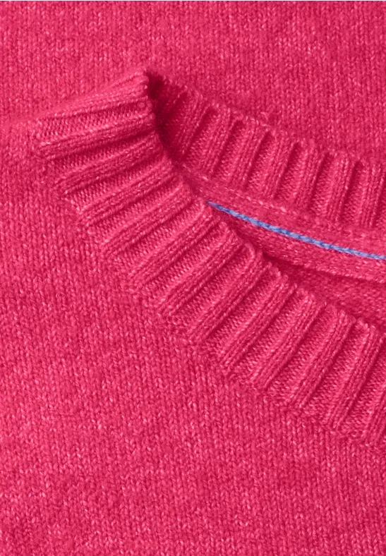 Nahaufnahme eines roten Strickpullovers mit Rippenstrickkragen