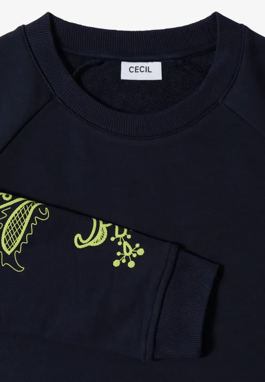 Dunkelblaues Sweatshirt mit Rundhalsausschnitt, neonfarbene Grafik auf dem Ärmel.
