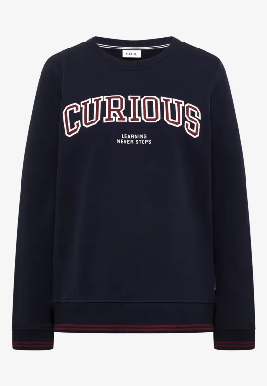 Dunkelblauer Sweatshirt mit großem 'CURIOUS'-Schriftzug und farbigen Bündchenstreifen.