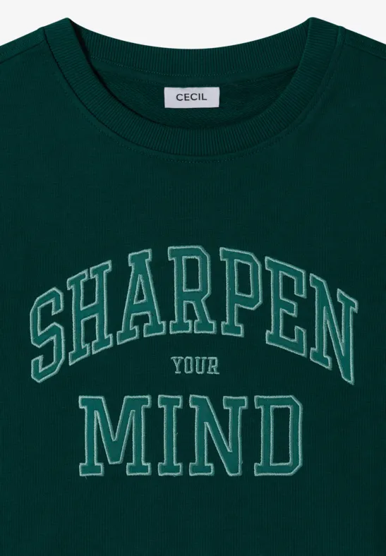 Dunkelgrünes T-Shirt mit weiß-grünem College-Print 'SHARPEN YOUR MIND' und 'CECIL'-Label.