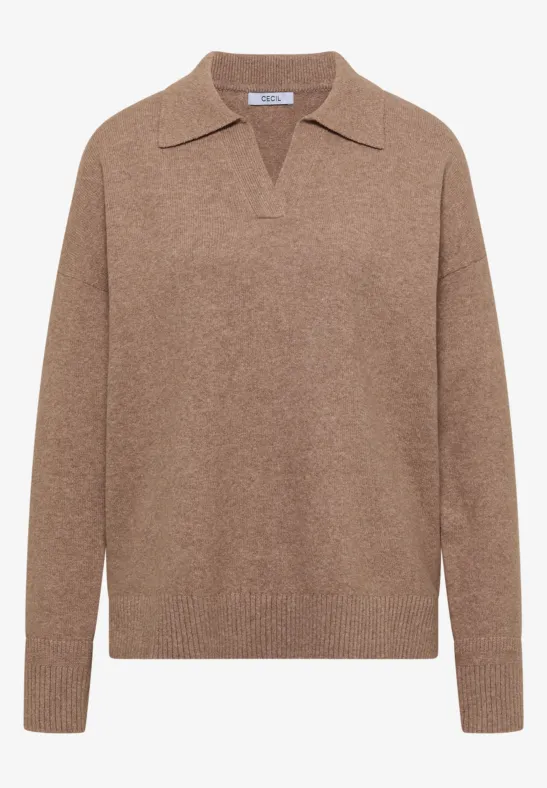 Pull en maille marron avec col polo, manches longues et encolure en V.
