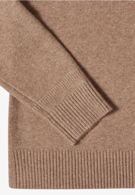 Gros plan d’un pull marron tricoté avec bords côtelés.