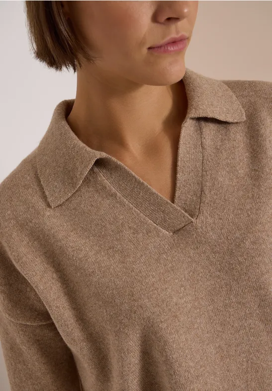 Femme portant un pull col en beige clair