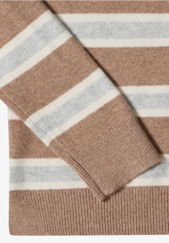 Pull beige clair à rayures horizontales blanches et bleu pâle, tricoté finement, plié.
