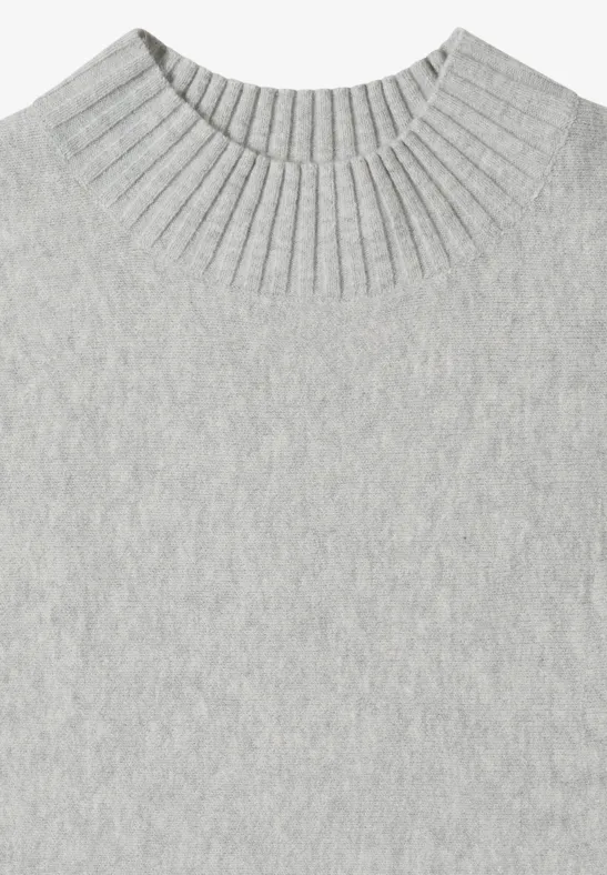 Ein hellgrauer Strickpullover mit Rundhalsausschnitt und feiner Struktur.