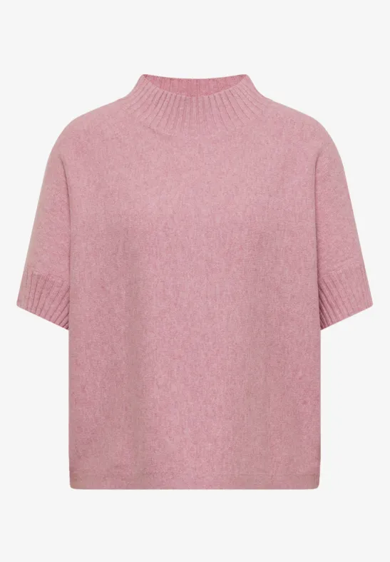 Rosa Pullover mit kurzem Ärmel und hohem Kragen, locker geschnitten.