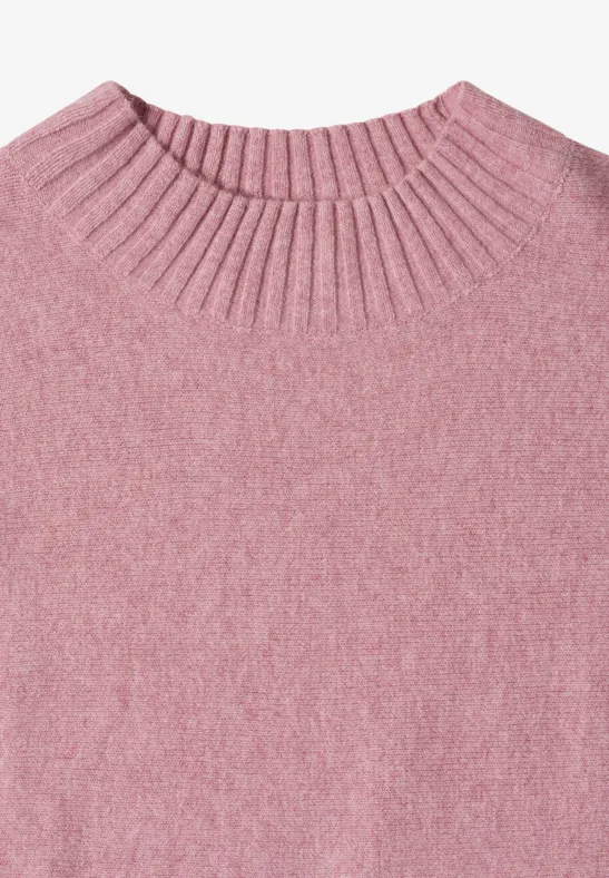 Rosa Pullover aus weichem Strick mit hohem, geripptem Kragen.