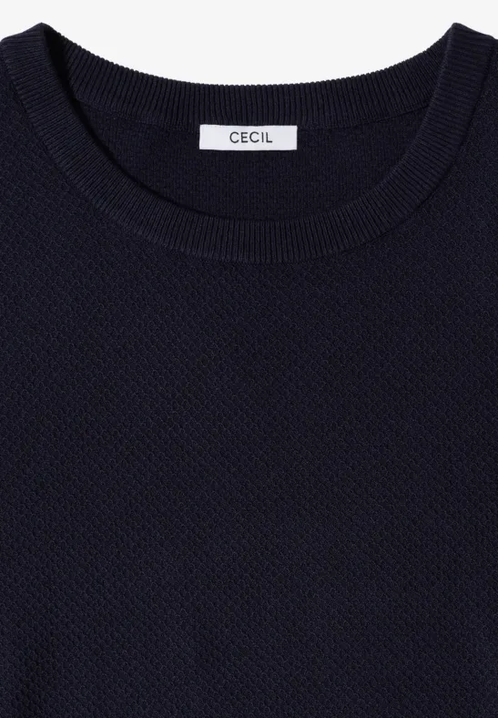 Un t-shirt bleu marine simple à manches courtes et col rond, avec l’étiquette "CECIL" à l’intérieur.