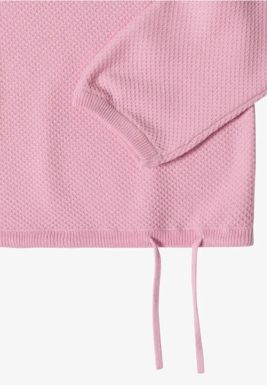 Pull rose avec motif gaufré et cordon de serrage à l’ourlet, vue détaillée de la manche et de la base.