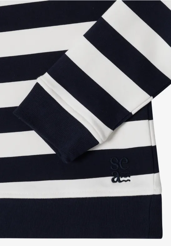 Nahaufnahme eines schwarz-weißen gestreiften Langarmshirts mit minimalistischer Logostickerei.